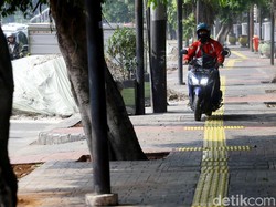 Pemotor Terobos Trotoar dan Jalur Busway SIM-nya Harus Dicabut