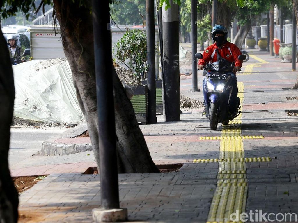 Pemotor Terobos Trotoar dan Jalur Busway SIM-nya Harus Dicabut Pemotor Terobos Trotoar dan Jalur Busway SIM-nya Harus Dicabut