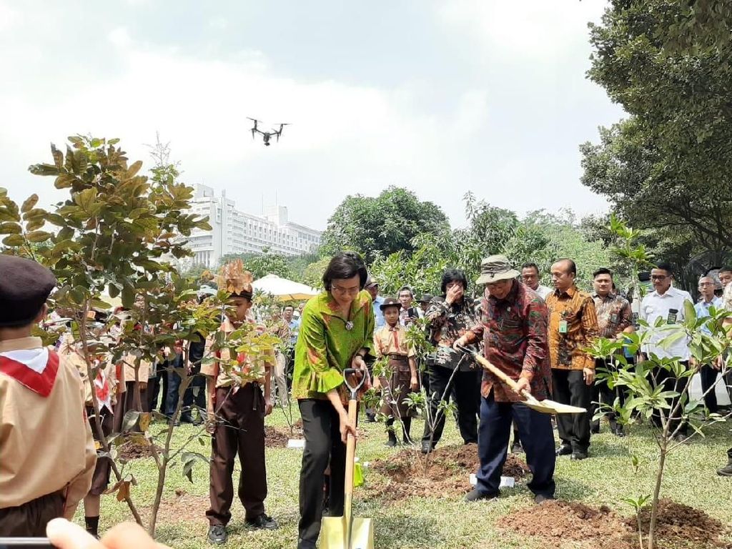 Gemas, Sri Mulyani hingga Darmin Tanam Pohon Bareng Anak SD Gemas, Sri Mulyani hingga Darmin Tanam Pohon Bareng Anak SD