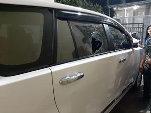 Mobil Anggota Polisi Jadi Korban Pecah Kaca Massa Persikmania Mobil Anggota Polisi Jadi Korban Pecah Kaca Massa Persikmania