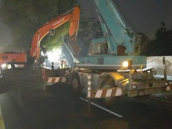 Alat Berat Roboh dan Tutupi Jalan Raya Bogor