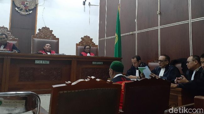 Baca Pleidoi, Abdul Gani Ngabalin Alias Cobra Hercules Singgung Punya 2 Istri Baca Pleidoi, Abdul Gani Ngabalin Alias Cobra Hercules Singgung Punya 2 Istri