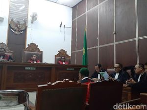 Baca Pleidoi, Abdul Gani Ngabalin Alias Cobra Hercules Singgung Punya 2 Istri Baca Pleidoi, Abdul Gani Ngabalin Alias Cobra Hercules Singgung Punya 2 Istri