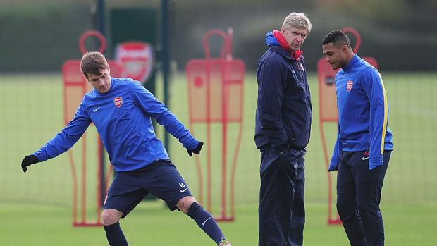 ST ALBANS, ENGLAND - NOVEMBER 25:  Arsenal manager Arsene Wenger talks with player Serge Gnabry as Aaron Ramsey warms up during a training session at London Colney on November 25, 2013 in St Albans, England.  (Photo by Shaun Botterill/Getty Images)