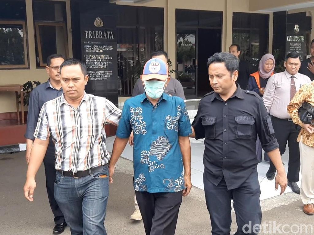 Polisi Serahkan Tersangka Korupsi BOS Tasikmalaya ke Kejaksaan Polisi Serahkan Tersangka Korupsi BOS Tasikmalaya ke Kejaksaan