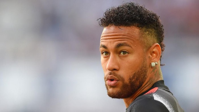 Paris Saint-Germains Brazilian forward Neymar is seen ahead of the French L1 football match between Girondins de Bordeaux and Paris Saint-Germain (PSG) on September 28, 2019 in Bordeaux. (Photo by NICOLAS TUCAT / AFP)