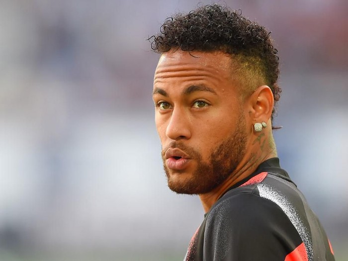 Paris Saint-Germain's Brazilian forward Neymar is seen ahead of the French L1 football match between Girondins de Bordeaux and Paris Saint-Germain (PSG) on September 28, 2019 in Bordeaux. (Photo by NICOLAS TUCAT / AFP)
