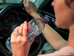 Minum Air Botolan Sambil Nyetir Didenda Rp 1,7 Juta di Brisbane