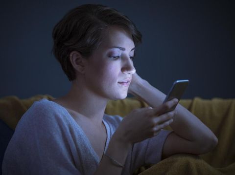 Ilustrasi stroke mata karena sering main gadget di kegelapan