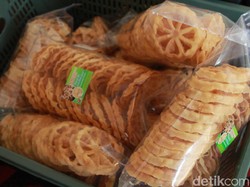 Manis Renyah Kembang Goyang dan Akar Kelapa Khas Betawi