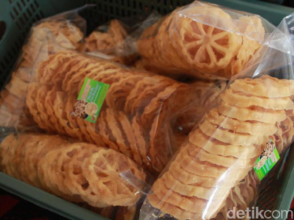 Manis Renyah Kembang Goyang dan Akar Kelapa Khas Betawi Manis Renyah Kembang Goyang dan Akar Kelapa Khas Betawi