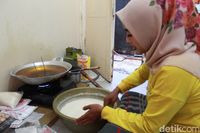 Kembang Goyang dan Akar Kelapa, Jajanan Kampung yang Kaprikornus Ikon Betawi