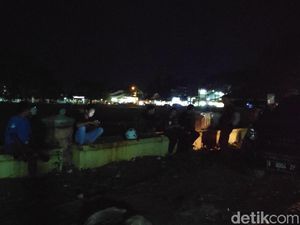 Hingga Malam Hari, Warga Masih Berkumpul di Lokasi Penusukan Wiranto
