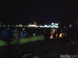 Hingga Malam Hari, Warga Masih Berkumpul di Lokasi Penusukan Wiranto