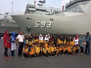 Siswa SD Jelajahi KRI Banda Aceh 593