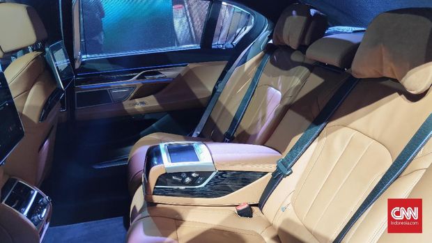Interior BMW Seri 7 versi long wheelbase.