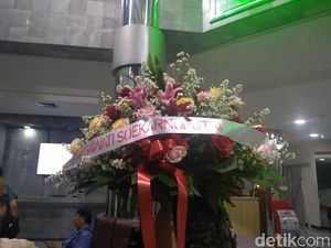 Megawati Kirim Bunga untuk Wiranto di RSPAD