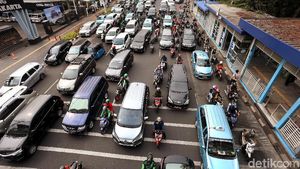 Kemacetan di Gambir Imbas Pengalihan Arus Lalu Lintas Demo