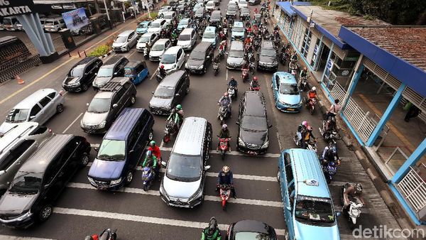 Kemacetan di Gambir Imbas Pengalihan Arus Lalu Lintas Demo