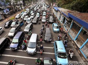 Kemacetan di Gambir Imbas Pengalihan Arus Lalu Lintas Demo