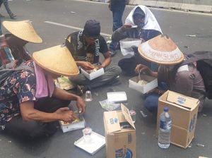 Belum Bisa ke Istana, Massa Petani Makan Nasi Kotak di Tengah Jalan