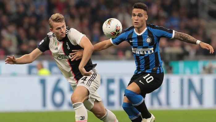 MILAN, ITALY - OCTOBER 06:  Lautaro Martinez of FC Internazionale is challenged by Matthijs de Ligt of Juventus during the Serie A match between FC Internazionale and Juventus at Stadio Giuseppe Meazza on October 6, 2019 in Milan, Italy.  (Photo by Emilio Andreoli/Getty Images)
