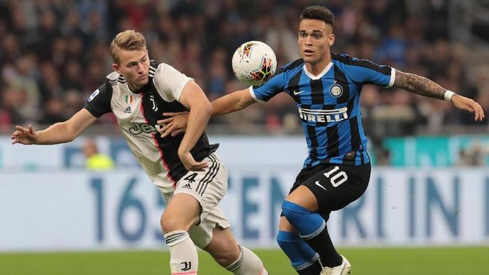 Inter Milan vs Juventus MILAN, ITALY - OCTOBER 06: Lautaro Martinez of FC Internazionale is challenged by Matthijs de Ligt of Juventus during the Serie A match between FC Internazionale and Juventus at Stadio Giuseppe Meazza on October 6, 2019 in Milan, Italy. (Photo by Emilio Andreoli/Getty Images)