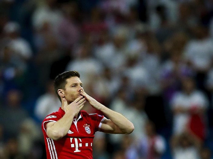 MADRID, SPAIN - APRIL 18:  Xabi Alonso of Bayern Muenchen  acknowledges Bernabeu's audience as he leaves the pitch after the UEFA Champions League Quarter Final second leg match between Real Madrid CF and FC Bayern Muenchen at Estadio Santiago Bernabeu on April 18, 2017 in Madrid, Spain.  (Photo by Gonzalo Arroyo Moreno/Getty Images)