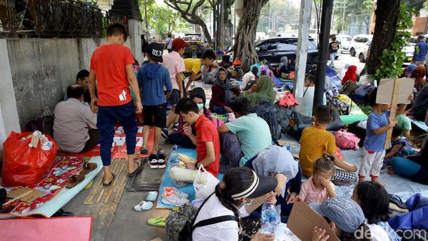 Potret Para Pencari Suaka Gelar Tikar di Depan Kantor UNHCR