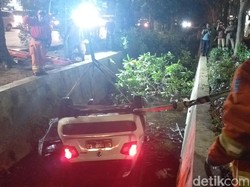 Diduga Sopir Ngantuk, Mobil Isi Satu Keluarga Tercebur Selokan