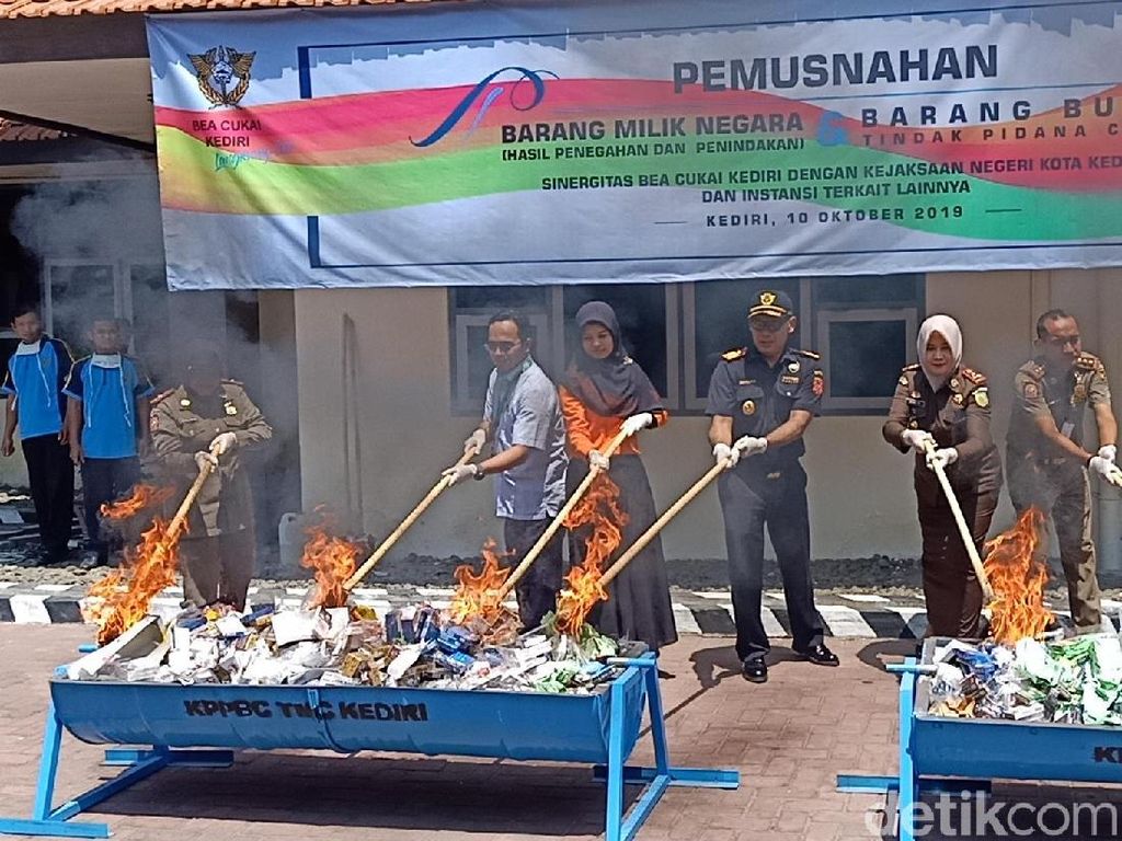 Selain Puluhan Ribu Rokok Ilegal, Bea Cukai Kediri Musnahkan Sex Toys Selain Puluhan Ribu Rokok Ilegal, Bea Cukai Kediri Musnahkan Sex Toys