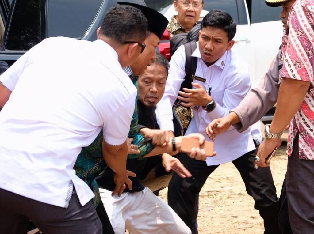 Kronologi Luka Tusuk Wiranto, Ditandu hingga Operasi Usus Kronologi Luka Tusuk Wiranto, Ditandu hingga Operasi Usus