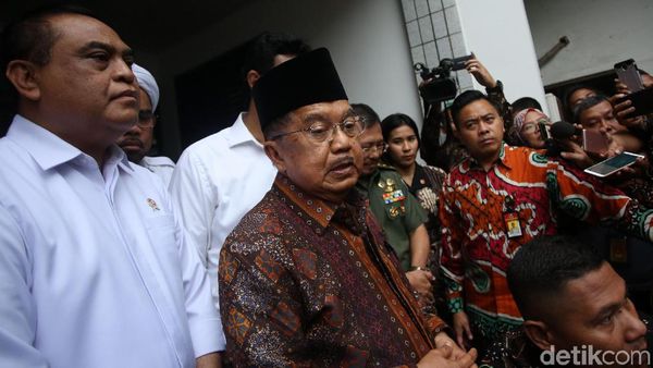 Giliran Jusuf Kalla Besuk Wiranto di RSPAD Gatot Soebroto