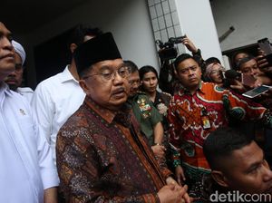 Giliran Jusuf Kalla Besuk Wiranto di RSPAD Gatot Soebroto