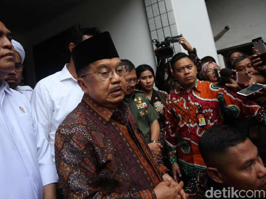 Giliran Jusuf Kalla Besuk Wiranto di RSPAD Gatot Soebroto Giliran Jusuf Kalla Besuk Wiranto di RSPAD Gatot Soebroto