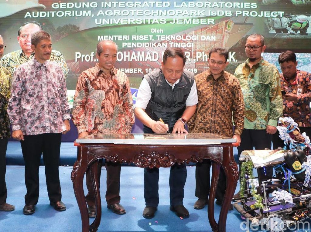 Balik dari Kampus Unej, Menristekdikti Diteriaki Protes Mahasiswa Balik dari Kampus Unej, Menristekdikti Diteriaki Protes Mahasiswa