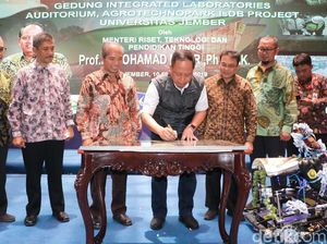 Balik dari Kampus Unej, Menristekdikti Diteriaki Protes Mahasiswa Balik dari Kampus Unej, Menristekdikti Diteriaki Protes Mahasiswa
