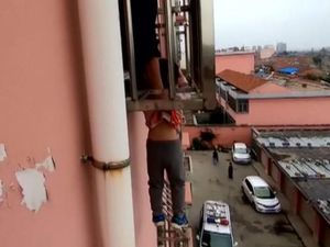 Dramatis, Bocah Tersangkut di Teralis Jendela Lantai 4 Berhasil Diselamatkan Dramatis, Bocah Tersangkut di Teralis Jendela Lantai 4 Berhasil Diselamatkan