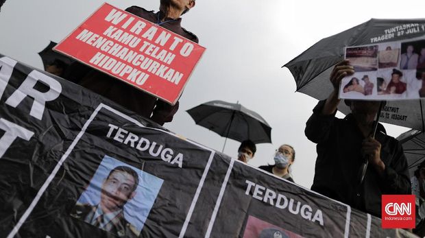Aktivis HAM mengkritisi para jenderal yang ada di lingkaran Jokowi, salah satunya adalah eks Menko Polhukam Wiranto yang diduga terkait dengan sejumlah kasus HAM.
