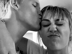 Masih Pacaran, Miley Cyrus dan Cody Simpson Rayakan Natal Bersama Masih Pacaran, Miley Cyrus dan Cody Simpson Rayakan Natal Bersama