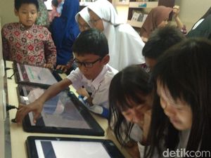 Melihat Antusiasme Bocah Indramayu Menikmati Perpustakaan Kereta