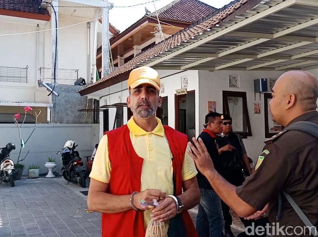 WN Australia di Bali Dituntut 8 Bulan Bui Gara-gara Setrum Temannya WN Australia di Bali Dituntut 8 Bulan Bui Gara-gara Setrum Temannya