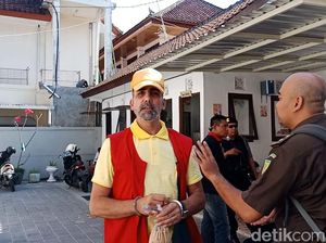 WN Australia di Bali Dituntut 8 Bulan Bui Gara-gara Setrum Temannya WN Australia di Bali Dituntut 8 Bulan Bui Gara-gara Setrum Temannya