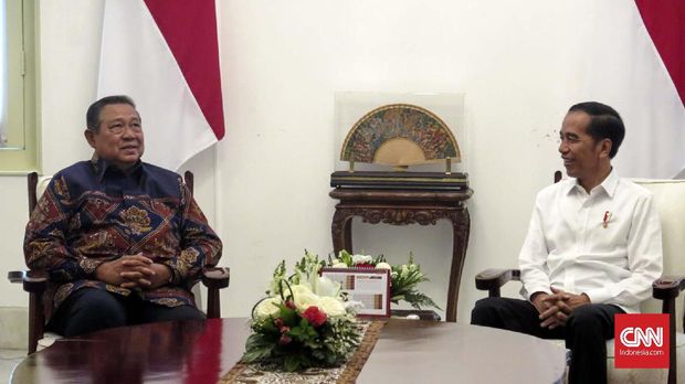 Presiden Joko Widodo menerima Presiden ke-6 RI Susilo Bambang Yudhoyono di Istana Merdeka, Jakarta, Kamis (10/10). Mereka melakukan pertemuan empat mata di ruang kerja presiden.