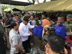 Datangi Pengungsi Ricuh Wamena di Jayapura, Menhan Beri Sembako