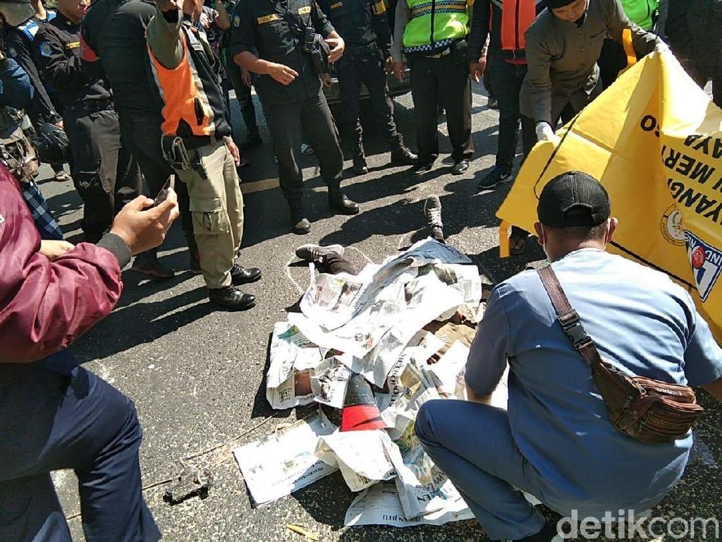 Pohon Tumbang di Surabaya Tewaskan Seorang Pengendara Motor Pohon Tumbang di Surabaya Tewaskan Seorang Pengendara Motor