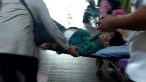 Momen Wiranto Ditandu di RSUD Pendeglang