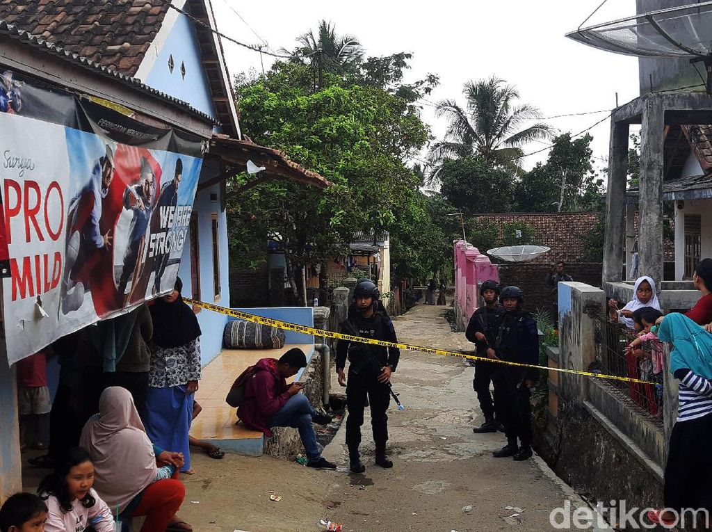 Sejawat Penusuk Wiranto: Ngontrak 1,5 Tahun, Protes Lihat Orang Pacaran Sejawat Penusuk Wiranto: Ngontrak 1,5 Tahun, Protes Lihat Orang Pacaran