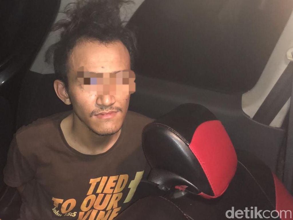 1 Anggota Kawanan Perampok yang Ditabrak Truk di Tol Ditangkap 1 Anggota Kawanan Perampok yang Ditabrak Truk di Tol Ditangkap