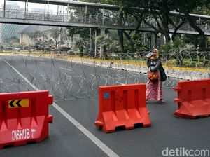 Ada Demo Buruh, Jalan Menuju Istana Ditutup Kawat Berduri Ada Demo Buruh, Jalan Menuju Istana Ditutup Kawat Berduri